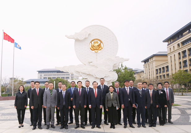 2024年2月26日，国药集团党委书记、董事长刘敬桢一行访问澳门大学，双方签署战略合作协议并就进一步深化合作进行会谈。澳门大学校长宋永华、副校长徐建，国药集团副总经理（主持经营工作）胡建伟，副总经理董增贺、晋斌等出席活动。1.png